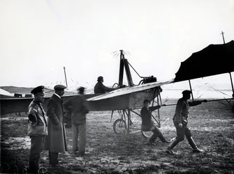 Un avión despegando o aterrizando en un aeródromo cerca de San Petersburgo, 1911